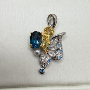 NWOT 5x7mm oval cut, London Blue Topaz w/ cz diamond accent pendant in s925!